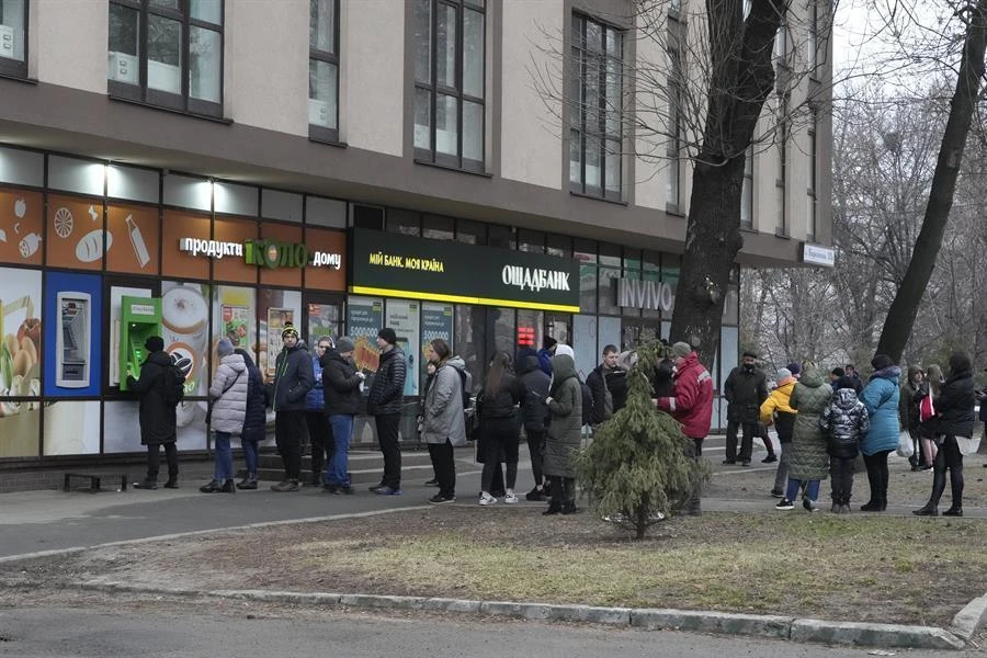 Putin operasyon emrini verdi! Ukrayna'dan ilk görüntüler... Halk bölgeyi terk ediyor