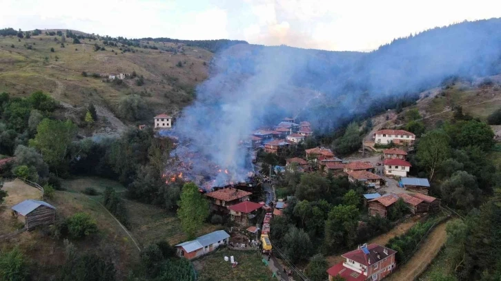 10 ev küle döndü: Evlerinin yanışını çaresizlikle izlediler
