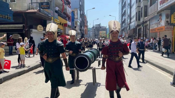 10 metrelik gemiyi karadan yürüttüler, gören hayrete düştü
