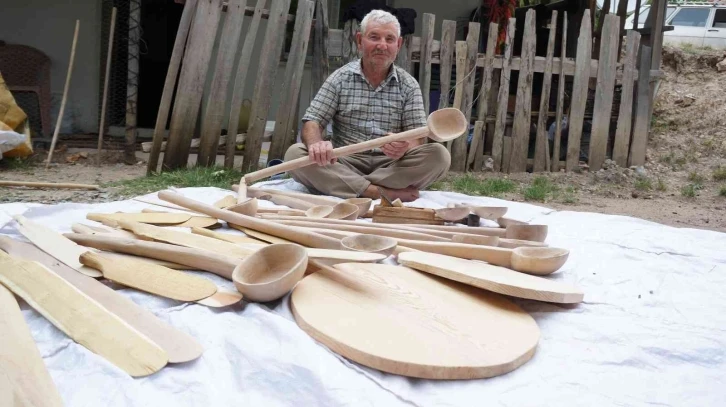 10 yaşında başladığı sanatını 65 yıldır ahşaplara işleyerek sürdürüyor
