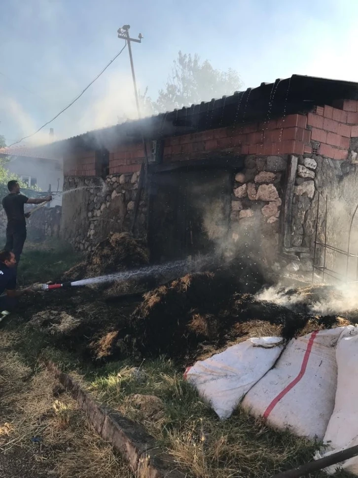 100’e yakın saman balyası kül oldu
