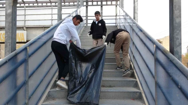 100 gönüllü 3 kilometrelik yolda temizlik yaptı
