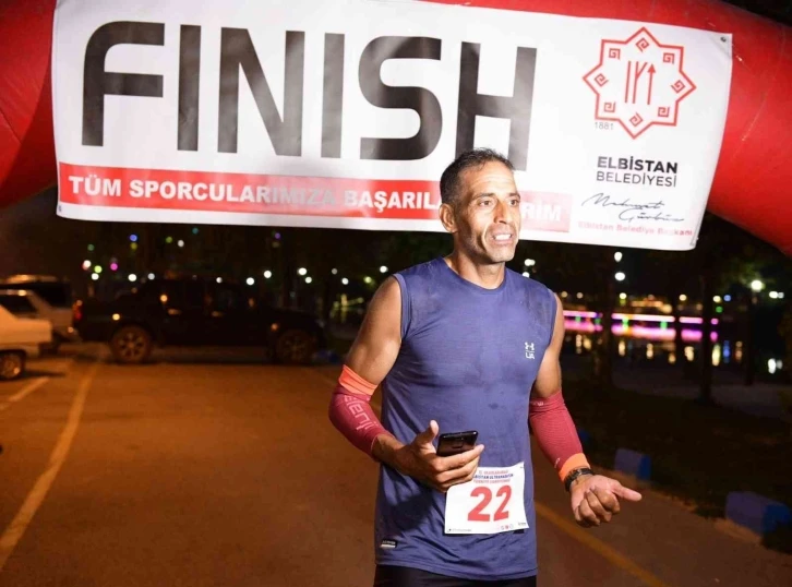 100 kilometrelik ultramaratonu 10 saat 37 dakikada koştu
