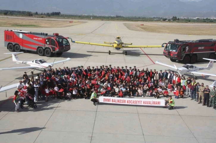 100. yıl coşkusunu uçaklar ile yaşadılar
