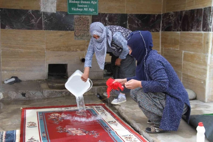 110 yıllık çeşmede bayram öncesi halılar yıkanmaya başlandı
