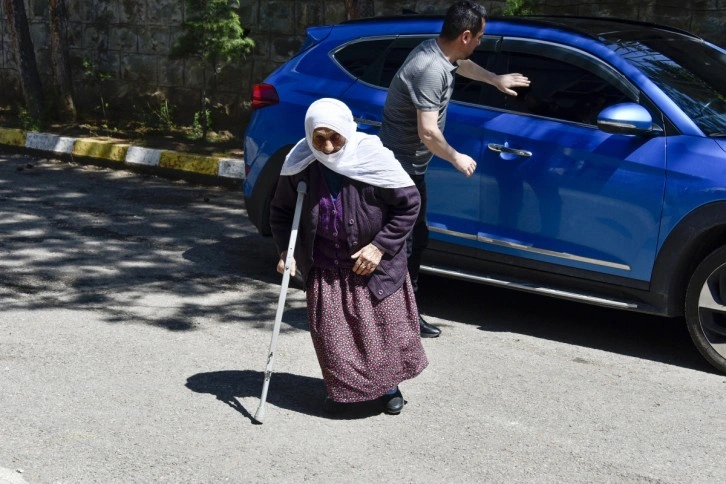 112 yaşında yürüyerek oy vermeye geldi