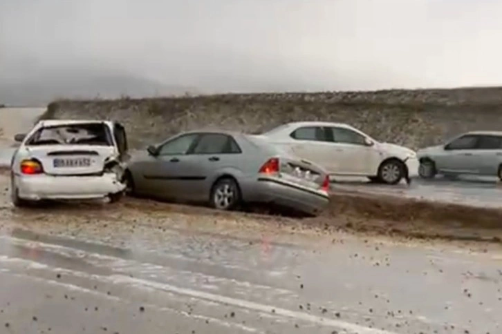 12 kişinin yaralandığı zincirleme kaza cep telefonu kamerasında: 6 araç böyle çarpıştı