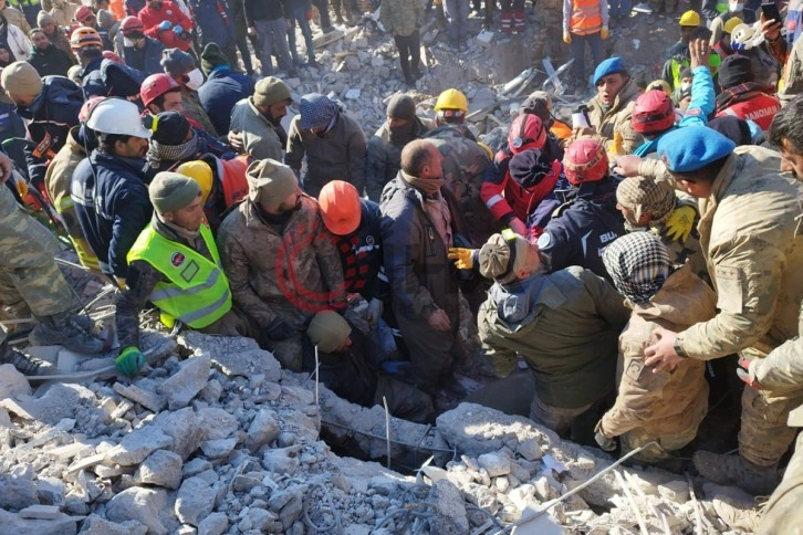 132 saat sonra 13 yaşındaki kız çocuğu sağ olarak kurtarıldı