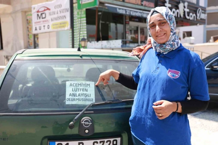 14 yıldır ehliyeti olmasına rağmen araç kullanamayan kadın, "Acemiyim. Lütfen anlayışlı olur musunuz" notu sayesinde korkusunu yendi
