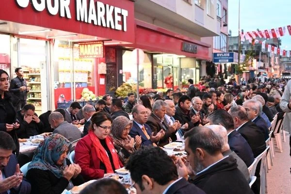 15 bin kişi, geleneksel Andırın Caddesi Büyük İftarı'nda oruç açtı