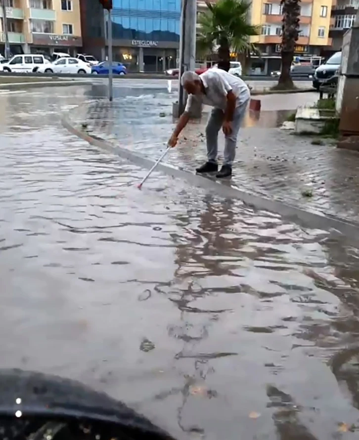 15 dakikalık yağmur Karasu’da hayatı felç etti
