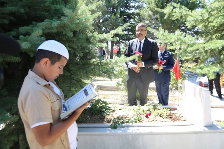 15 Temmuz Demokrasi ve Milli Birlik Günü etkinlikleri şehitlik ziyaretiyle başladı
