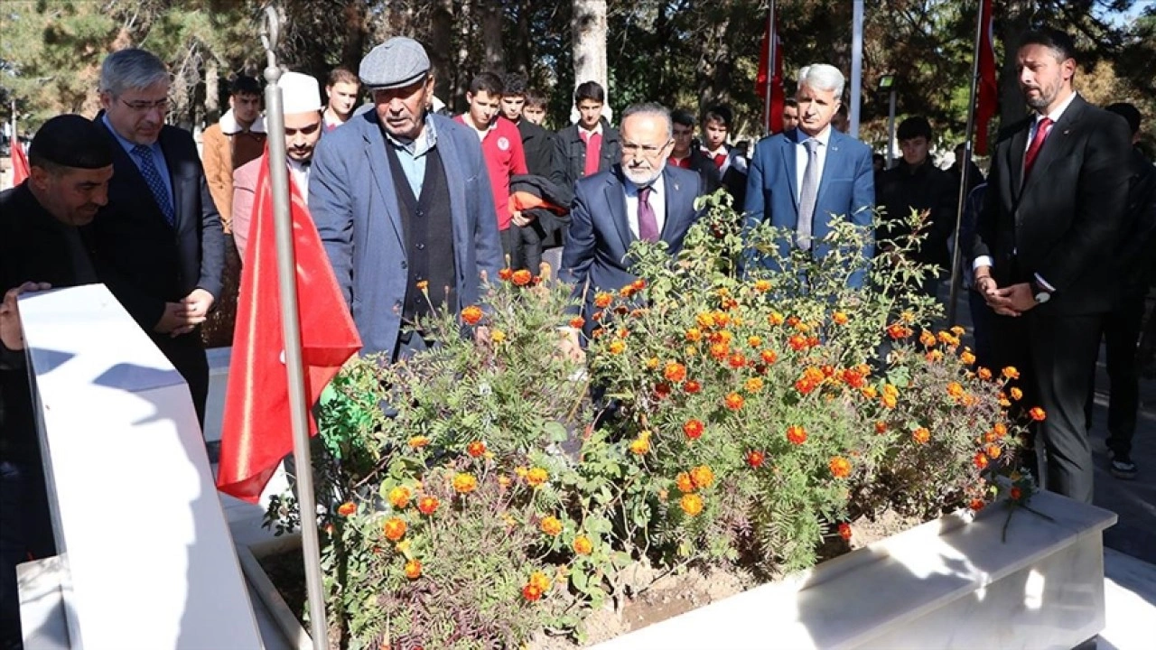 15 Temmuz Derneği üyelerinden şehit Ömer Halisdemir'in kabrine ziyaret