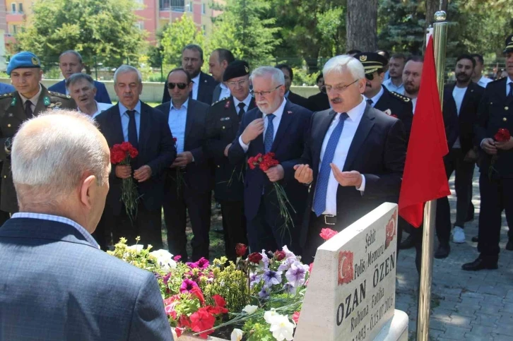 15 Temmuz şehidi polis memuru mezarı başında anıldı
