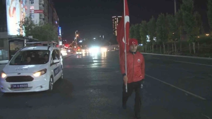 15 Temmuz Şehitleri anısına 8 saatlik yürüyüş: 15 Temmuz Şehitler Köprüsüne yürüdü
