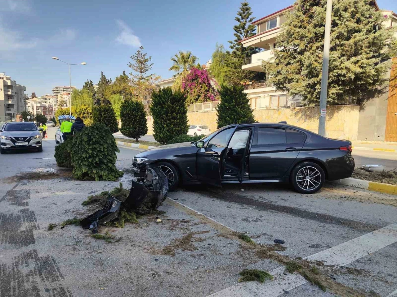 15 yaşındaki sürücünün kullandığı otomobil ağaçlara ve aydınlatma direğine çarptı
