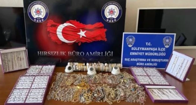 150 bin liralık takı çalıp sopalarla kameralara vurdular
