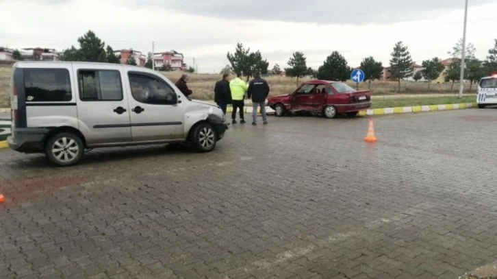 16 yaşındaki ehliyetsiz çocuk sürücünün karıştığı kazada sürücüler yaralandı
