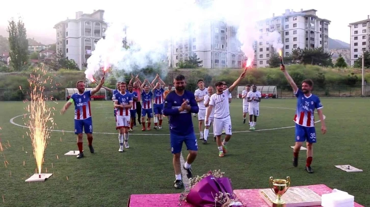 17 sene formasını terlettiği takıma jübile maçı ile veda etti
