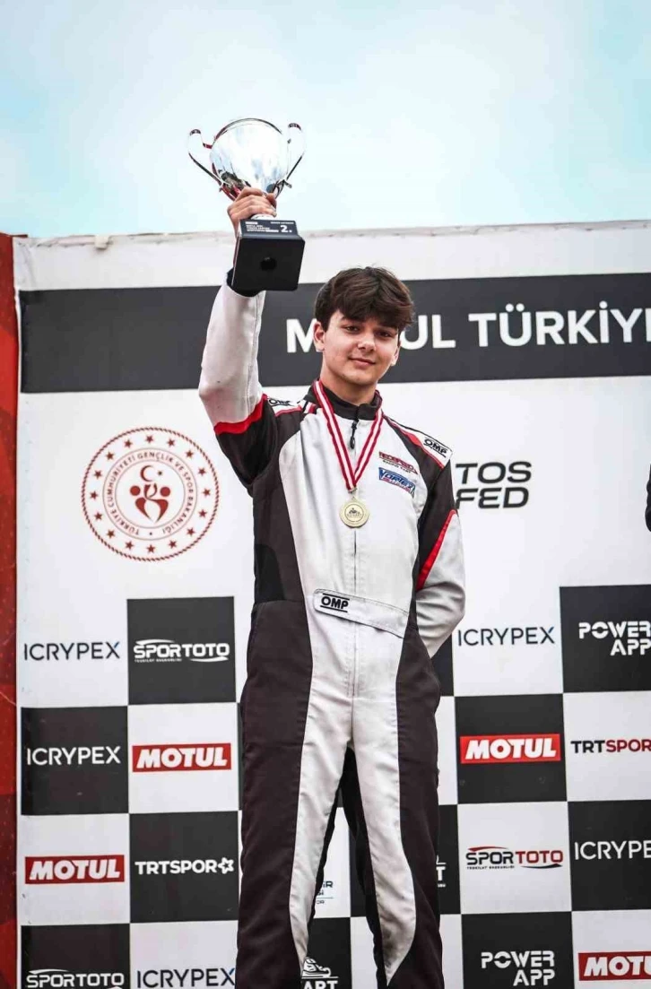 17 yaşındaki Karting Şampiyonu zirveye koşuyor
