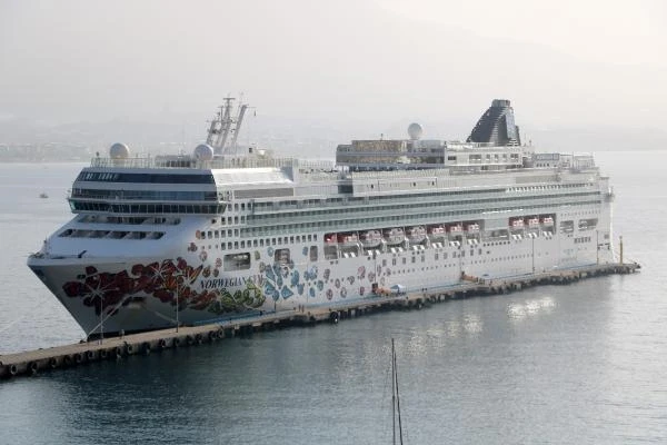 1753 turistin bulunduğu kruvaziyer, Alanya'ya demirledi