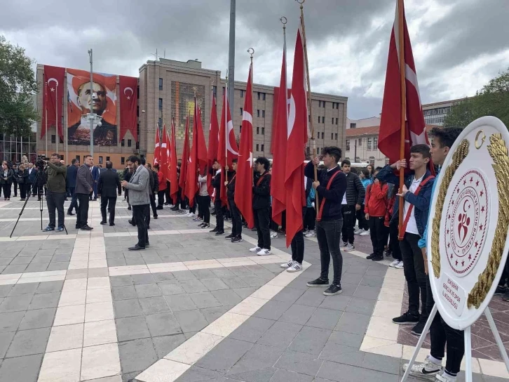 19 Mayıs kutlamaları çelenk sunma merasimi ile başladı
