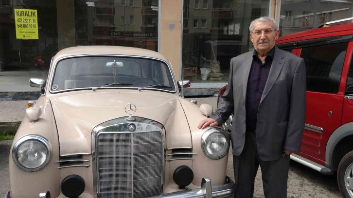 1959 model aracını yıllar sonra garajından çıkardı
