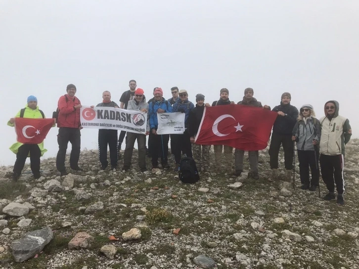 2 bin 404 rakımlı Emirgazi zirvesine 15 Temmuz şehitleri için tırmandılar
