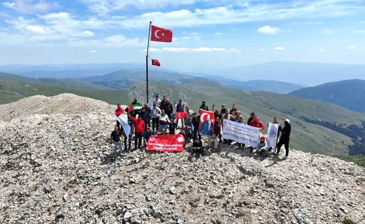 2 bin 587 rakımlı dağın zirvesinde 15 Temmuz şehitlerini andılar
