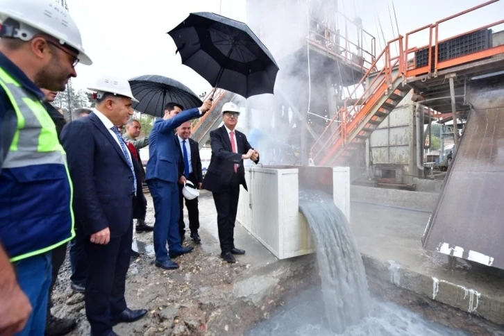 2 bin metre derinlikte jeotermal su kaynağına ulaşıldı
