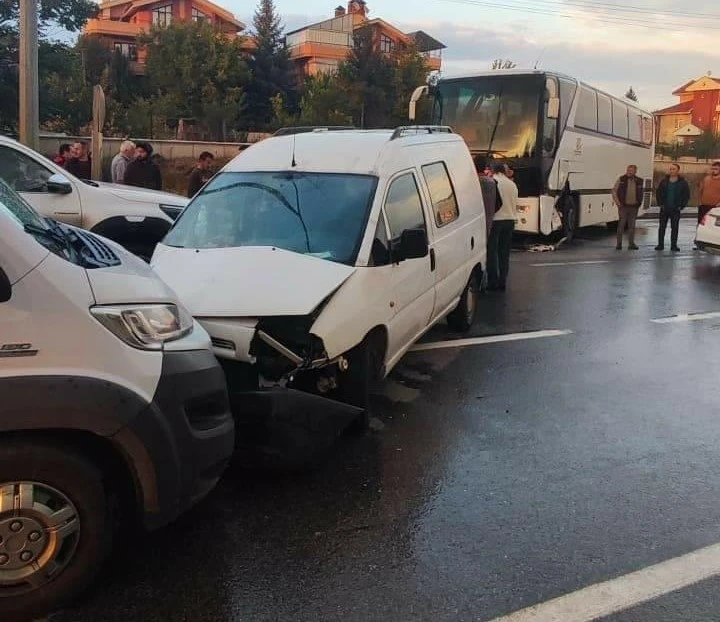 2 kişinin yaralandığı trafik kazasının ardından trafik kilitlendi
