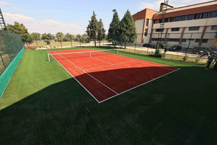 2 milyonluk tenis kortları yeni yüzüyle hizmete hazır
