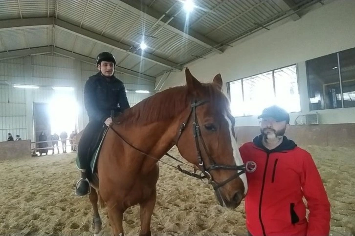 2 yıl önce hiç görmeden bindiği at ile şimdi yarışlara katılmaya hazırlanıyor