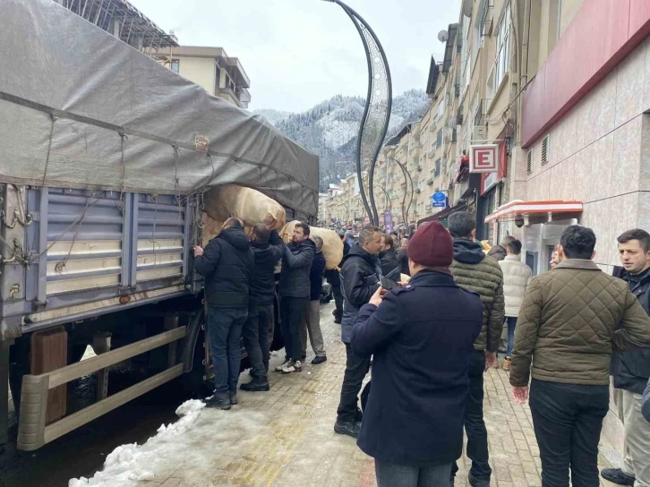 2 yıl önce sel felaketi yaşayan Dereli deprem bölgesine yardım için "Şimdi sıra bizde” dedi
