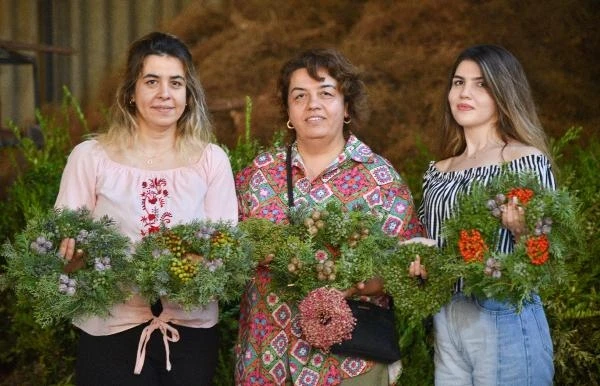 20 ülkeye ihraç edilen 'Noel çelengi' mesaisi başladı