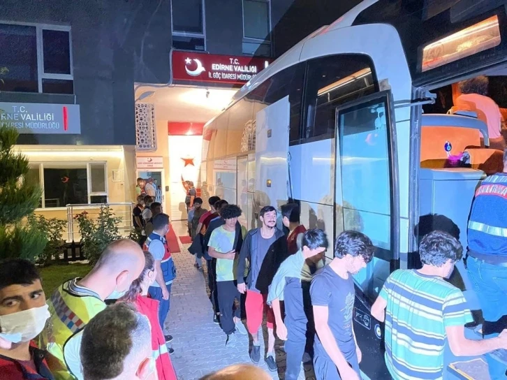 227 Afgan göçmen sınır dışı edilmek üzere İstanbul’a gönderildi
