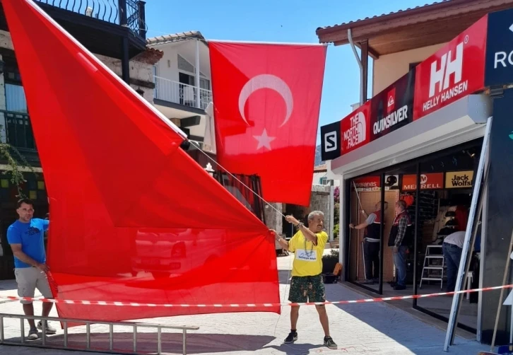 23 Nisan’da mahalleyi bayraklarla donatmıştı, 19 Mayıs için de hazırlık yaptı
