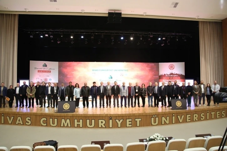 25 üniversiteden 48 akademisyen katıldı
