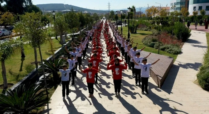 250 öğrenci cumhuriyetin 99’uncu yılında aynı anda zeybek oynadı
