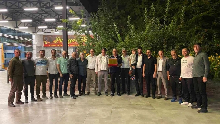 26 yıllık halı saha serüvenini sonlandıran Çat’a plaketli veda
