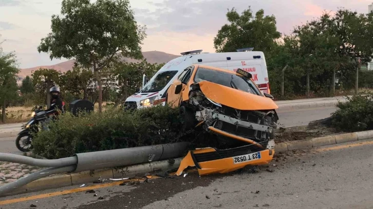 3 araca çarptı kaçtı, refüje çıkıp direği devirdi: 1 yaralı
