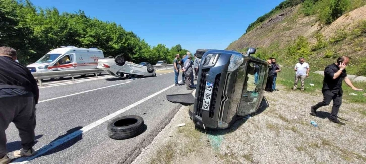 3 aracın çarpıştığı kazada otomobil takla attı
