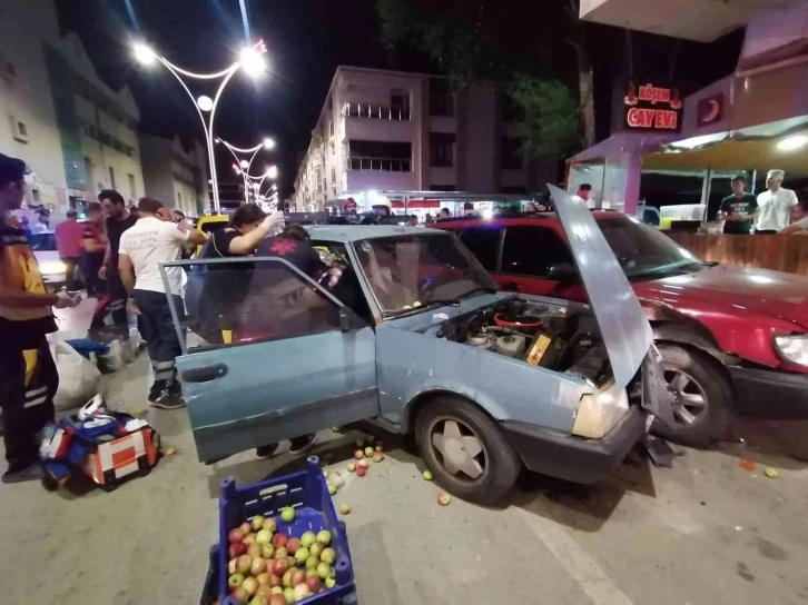 3 aracın karıştığı kazada otomobilde sıkışan sürücüyü ekipler kurtardı
