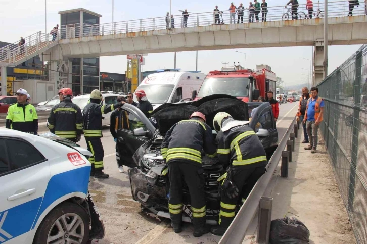 3 aracın karıştığı kazada sürücü otomobil içinde sıkıştı
