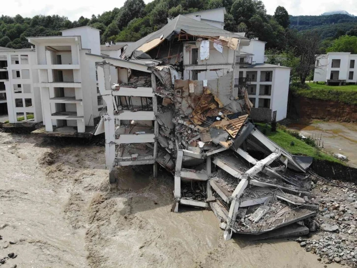 3 ay sonra açılışı yapılacak olan otel sel sularında yıkıldı
