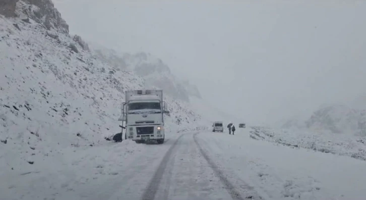 3 bin rakımlı Karabet Geçidi’nde kar yağışı trafiği olumsuz yönde etkiledi
