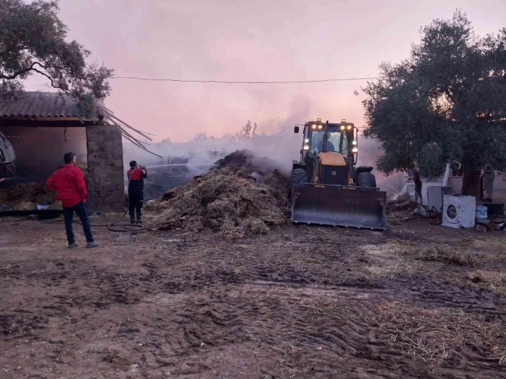 3 ton samanın bulunduğu damda yangın çıktı
