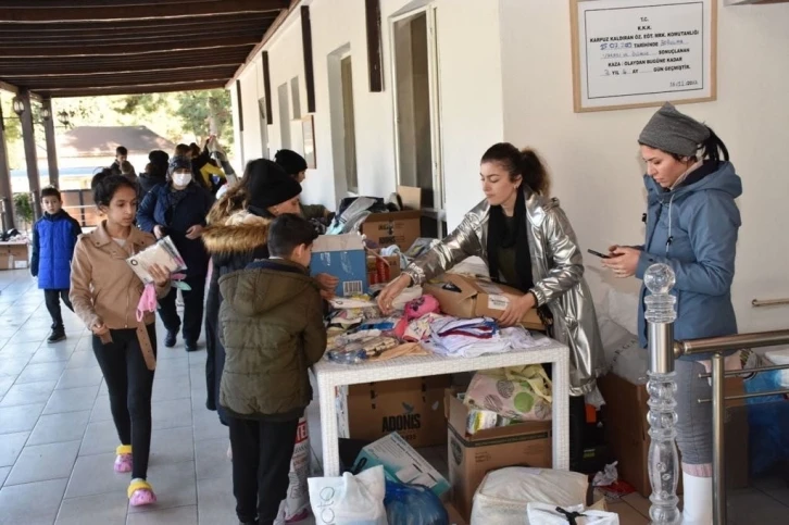 3’üncü Piyade Eğitim Tugay Komutanlığı depremzedelerle yakından ilgileniyor
