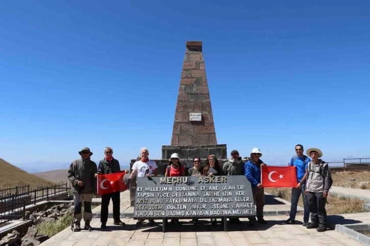 30 Ağustos anısına 90 bin şehidin yattığı Allahuekber Dağı zirvesine yürüyüş
