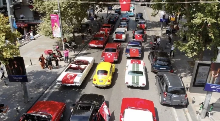 30 Ağustos Zafer Bayramı Kadıköy’de klasik otomobil konvoyu ile kutlandı
